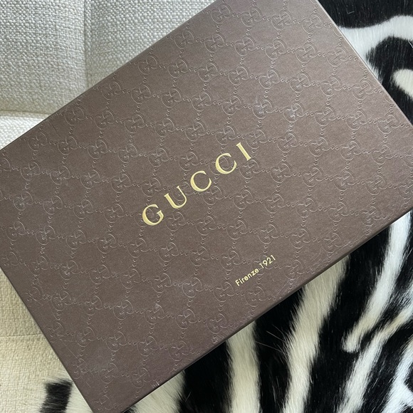 Gucci camel colored suede heels. - Picture 2 of 6